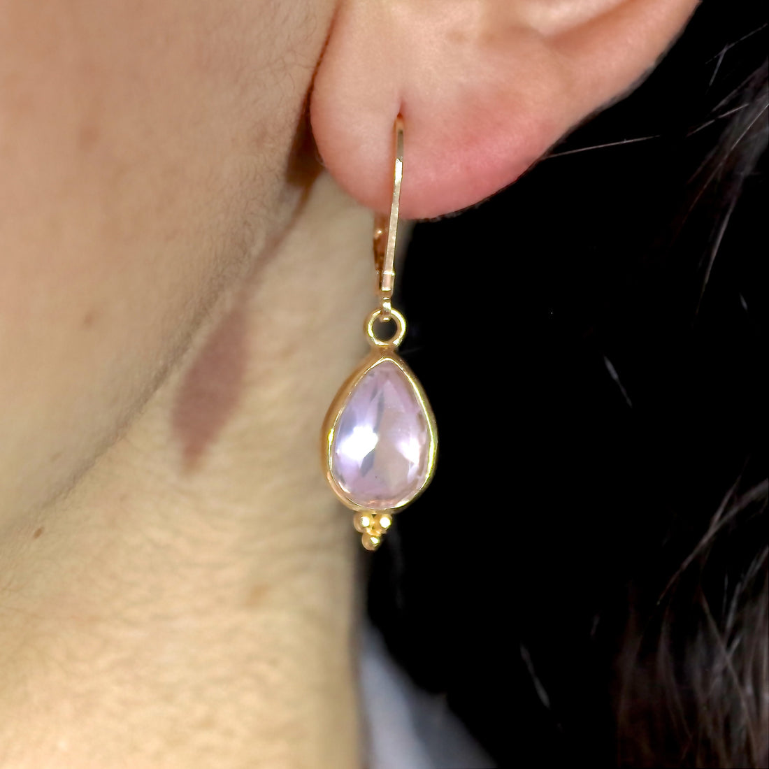 עגילי זהב 14 קראט משובצים בצבע ורד קוורץ