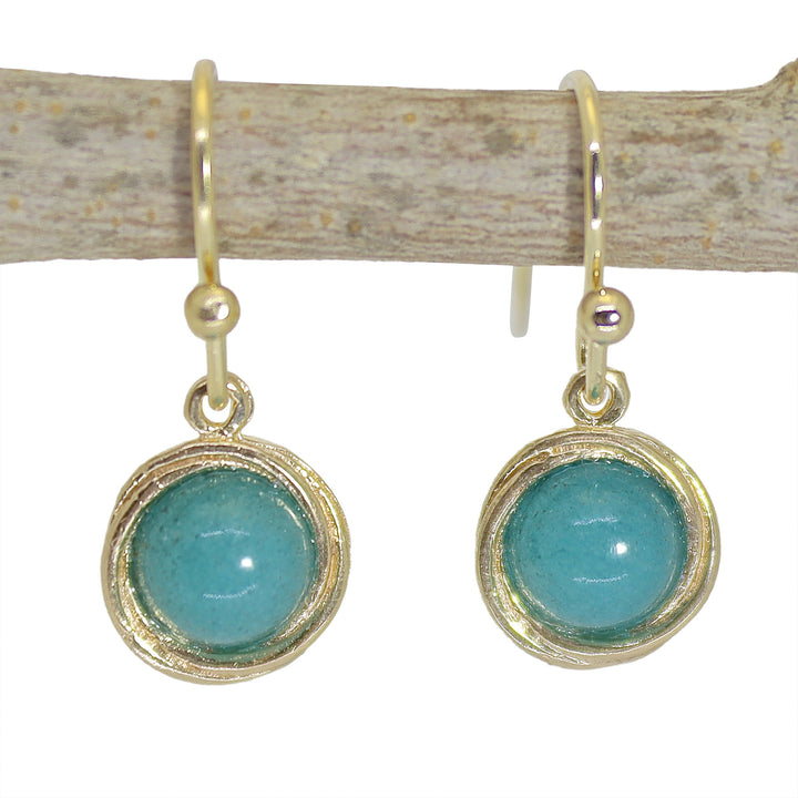 עגילי גרנט תלויים: אבן אדומה קטנה מצופה זהב 14 קראט