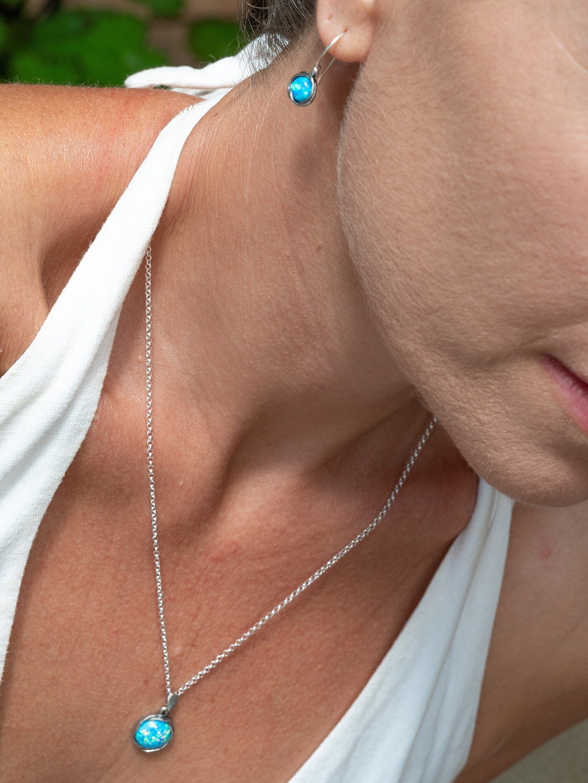 סט תכשיטי כסף סטרלינג אופל כחול: שרשרת ועגילים