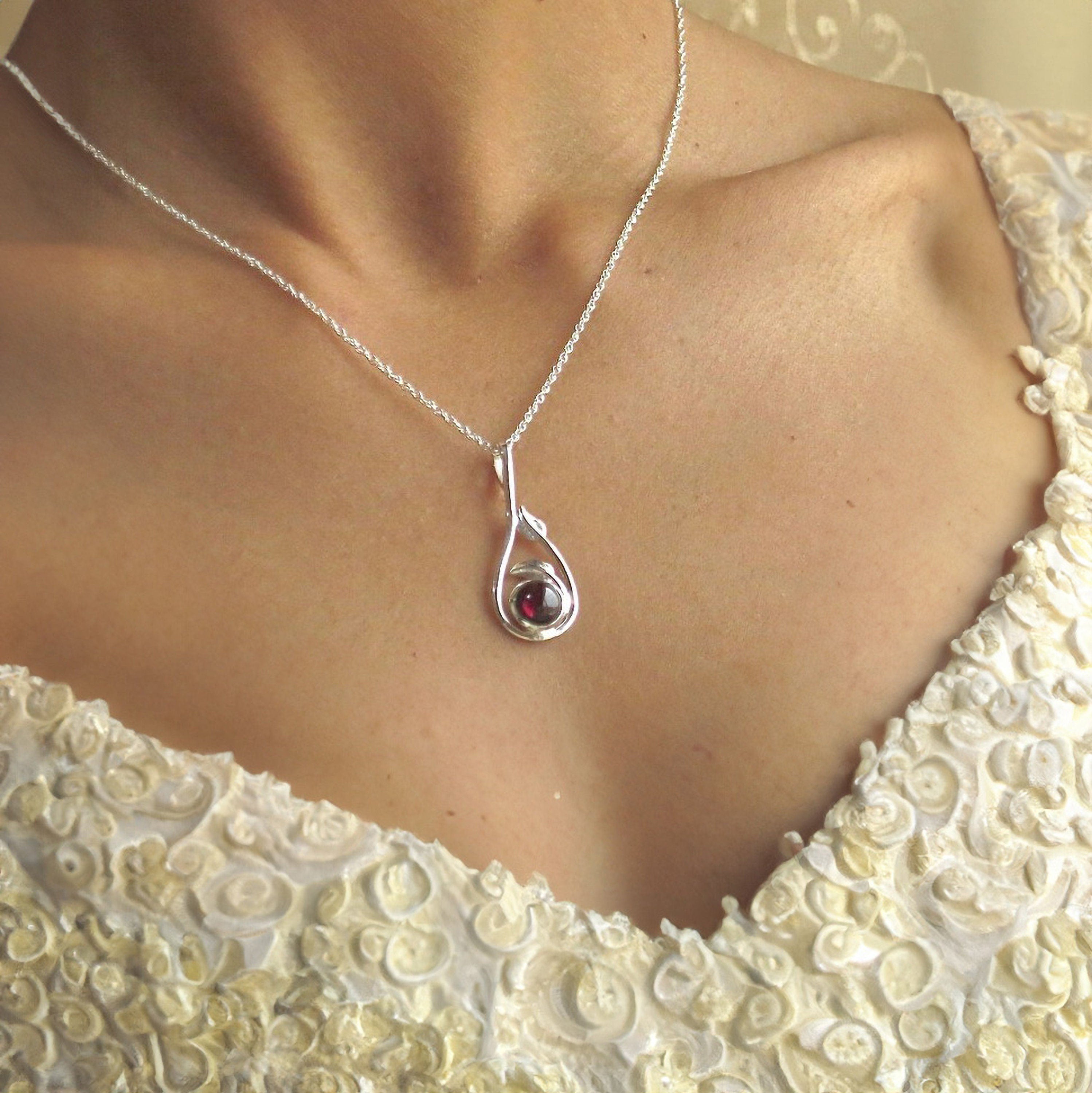 תקריב של אישה עונדת שרשרת