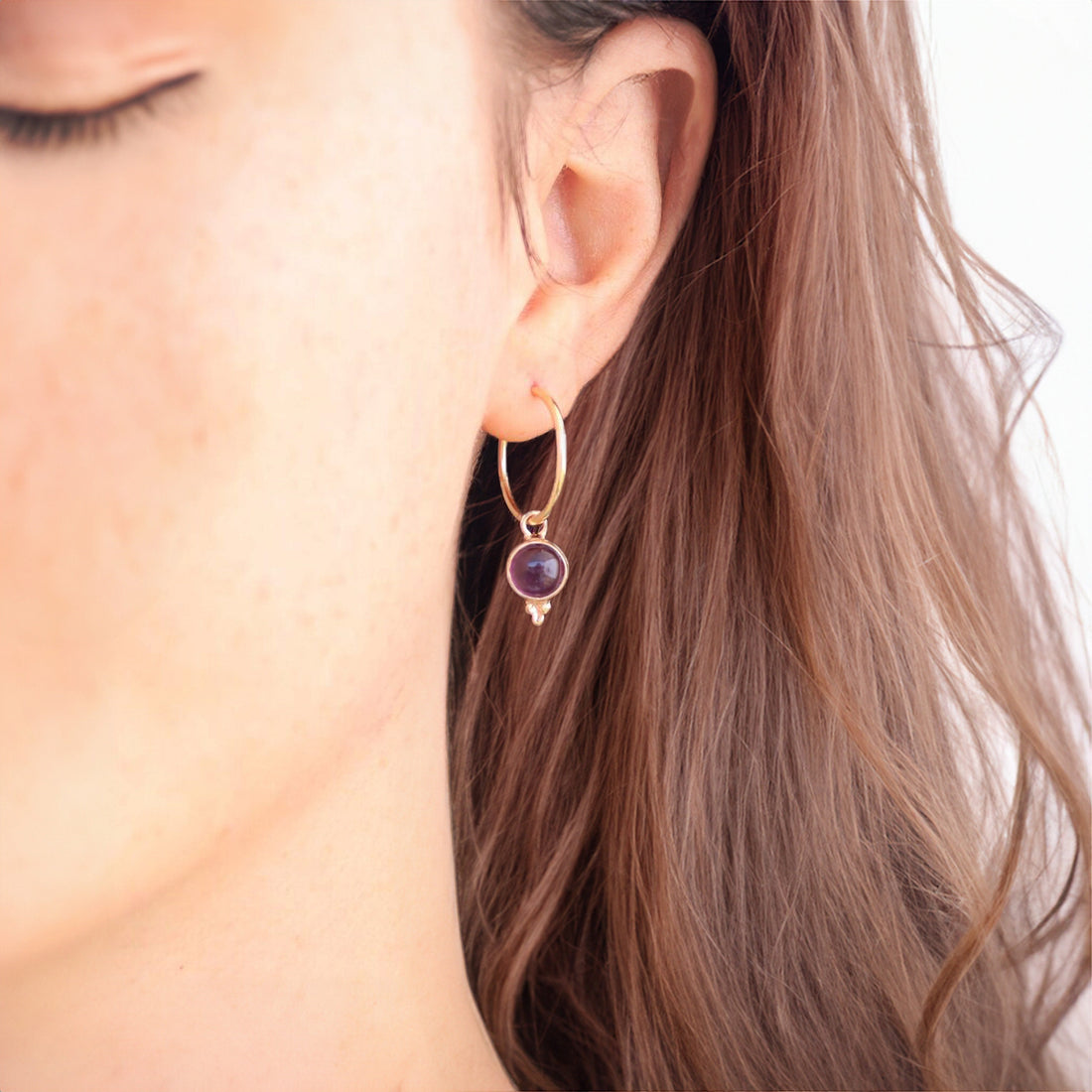 עגילי חישוק אמטיסט, עגילי חישוק תלויים משובצים באמטיסט, עגילי חישוק פשוטים מאבן אמטיסט עם נקודות