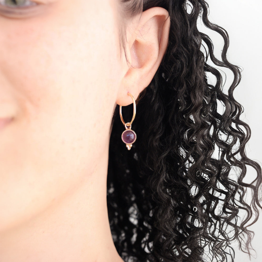 עגילי חישוק אמטיסט, עגילי חישוק תלויים משובצים באמטיסט, עגילי חישוק פשוטים מאבן אמטיסט עם נקודות