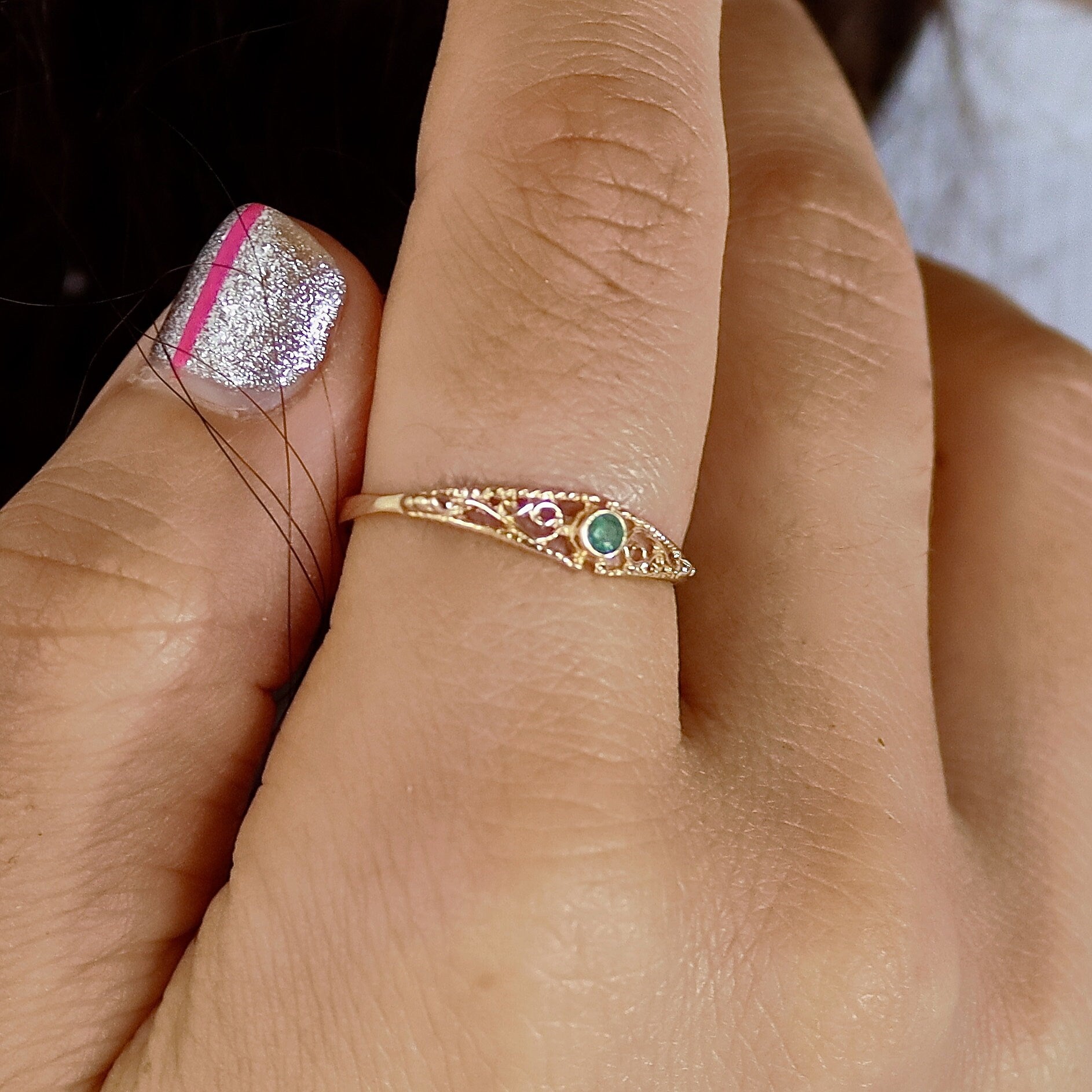 טבעת פיליגרן מזהב 14 קראט משובצת אמרלד