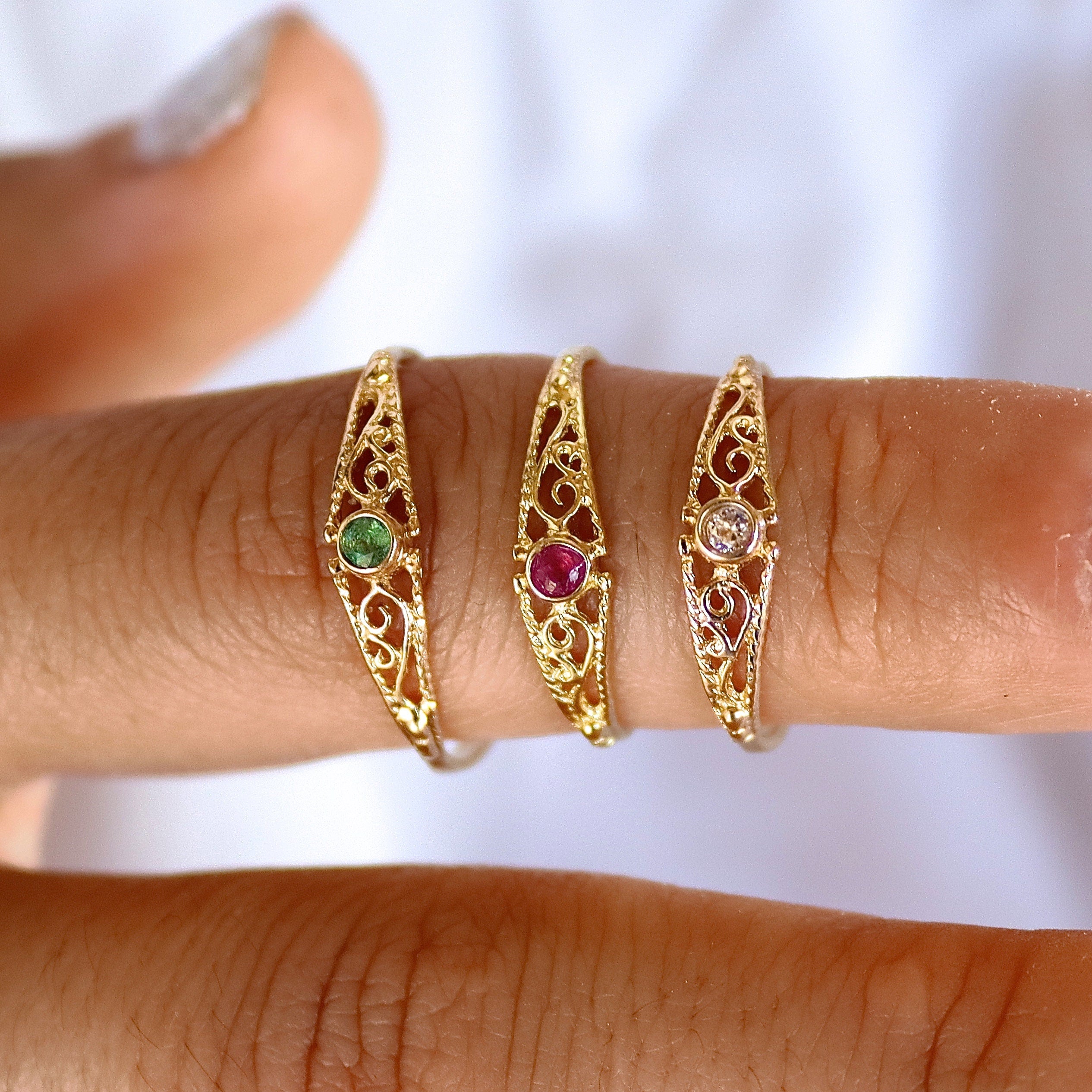 טבעת פיליגרן מזהב 14 קראט משובצת אמרלד