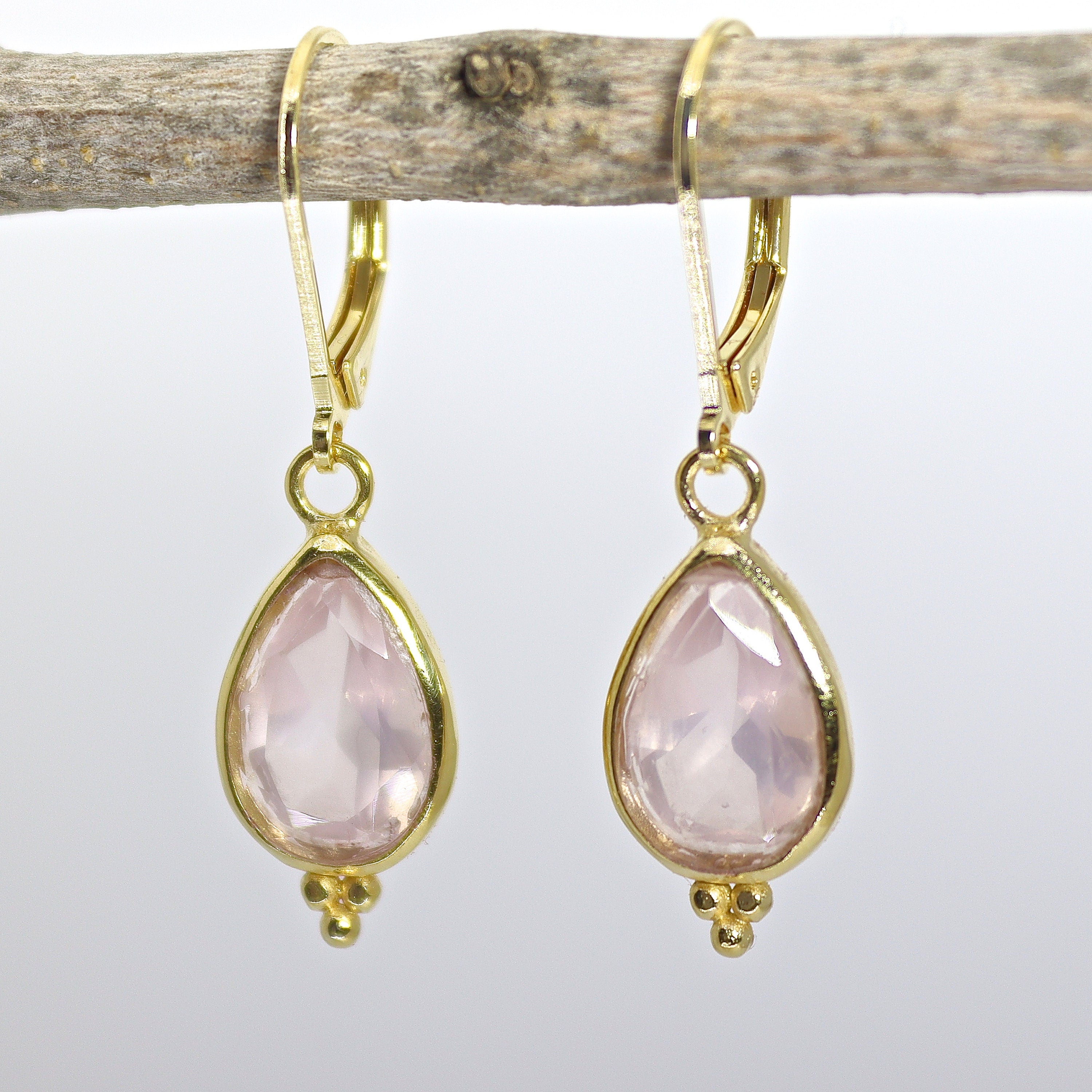 עגילי זהב 14 קראט משובצים בצבע ורד קוורץ