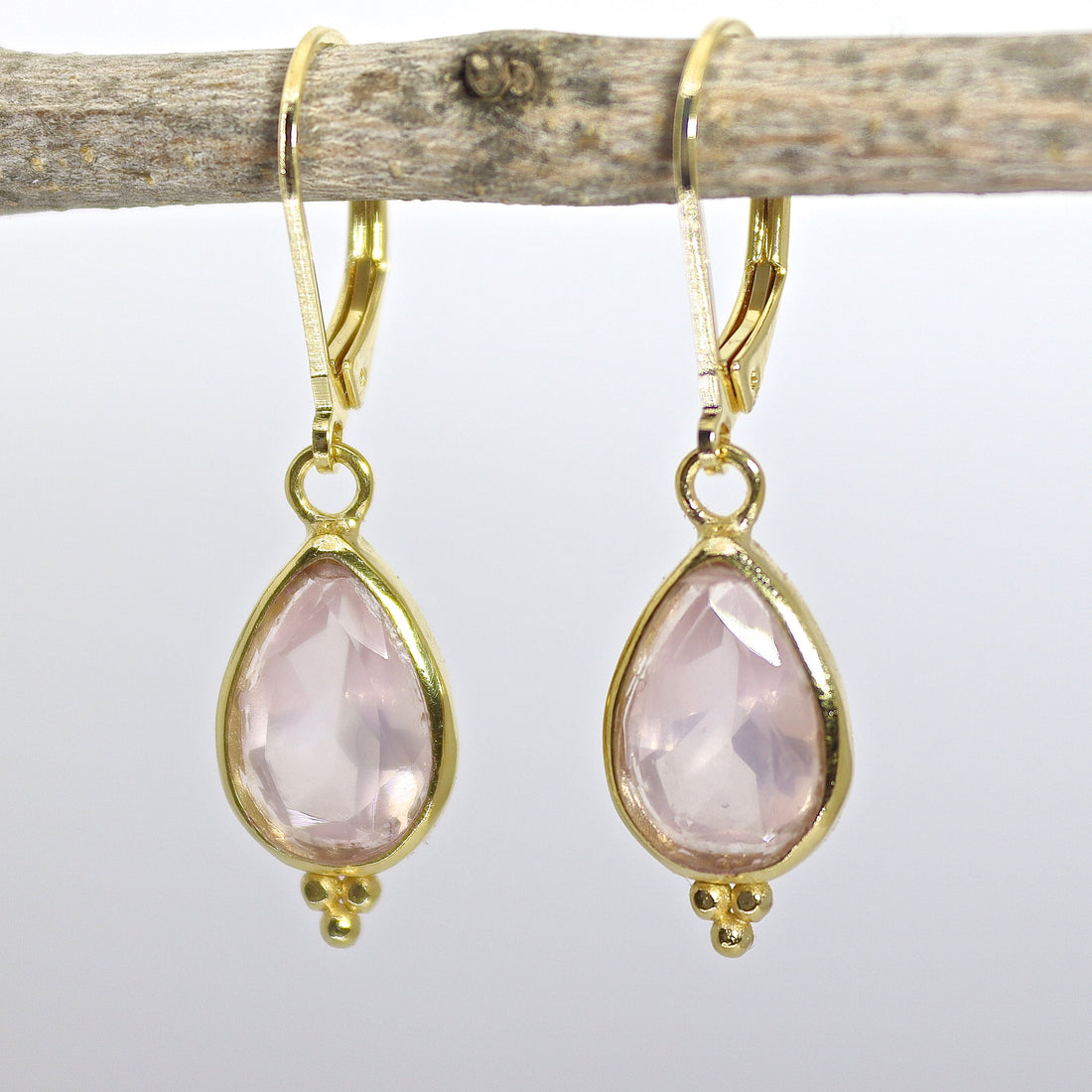 עגילי זהב 14 קראט משובצים בצבע ורד קוורץ