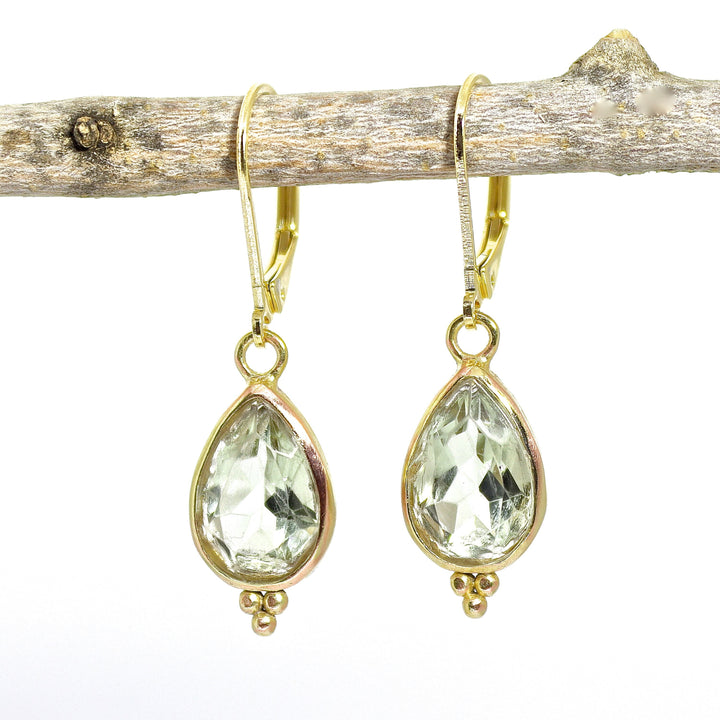 עגילי אמטיסט ירוקים, עגילי זהב תלויים עם אבן ירוקה וטיפה