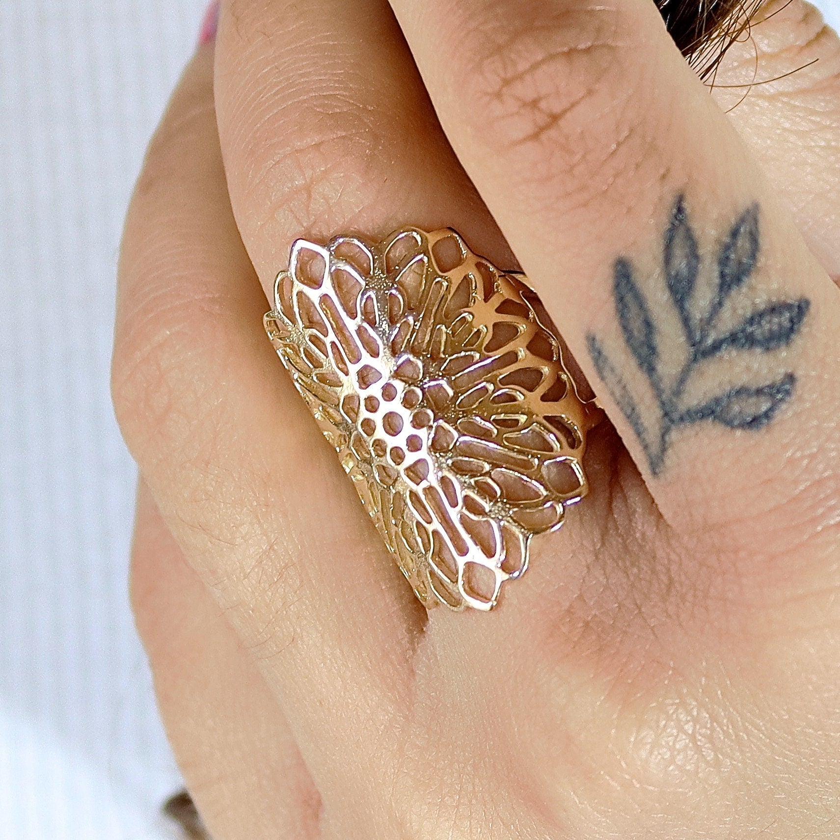 טבעת זהב ארוכה משובצת פיליגרן פרחים