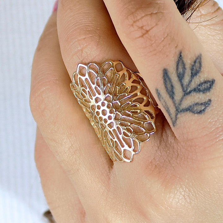 טבעת זהב ארוכה משובצת פיליגרן פרחים