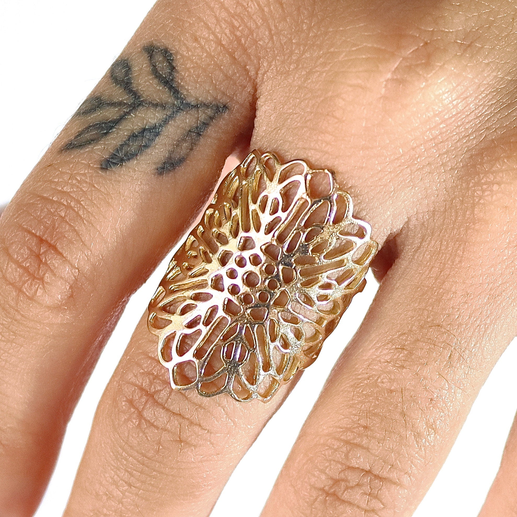 טבעת זהב ארוכה משובצת פיליגרן פרחים