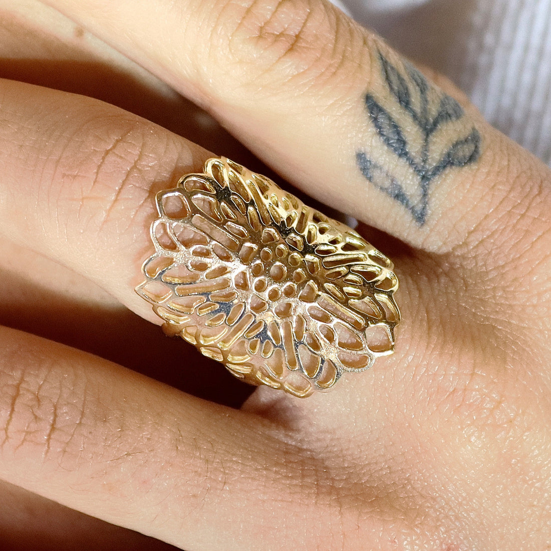 טבעת זהב ארוכה משובצת פיליגרן פרחים