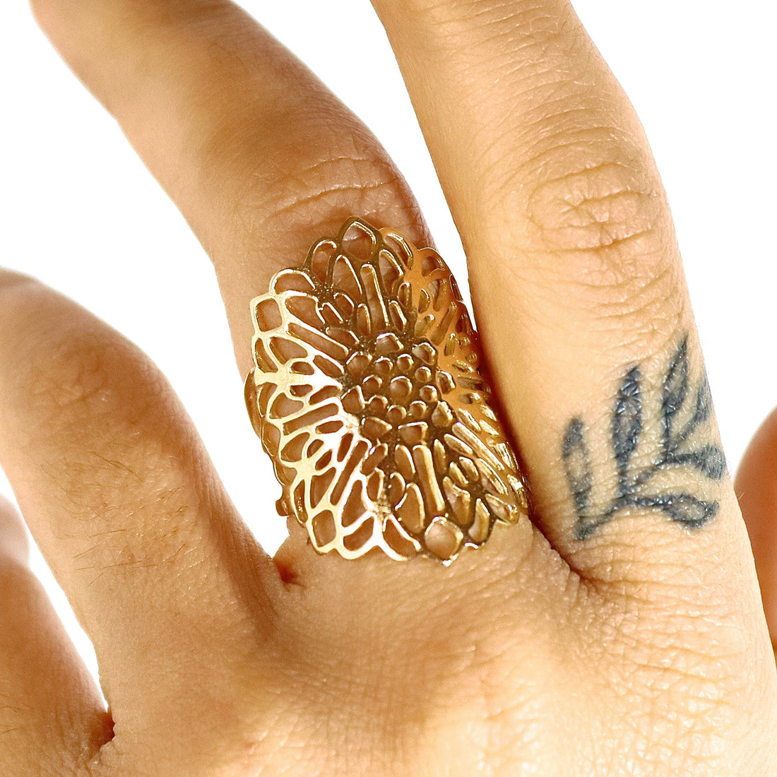 טבעת זהב ארוכה משובצת פיליגרן פרחים