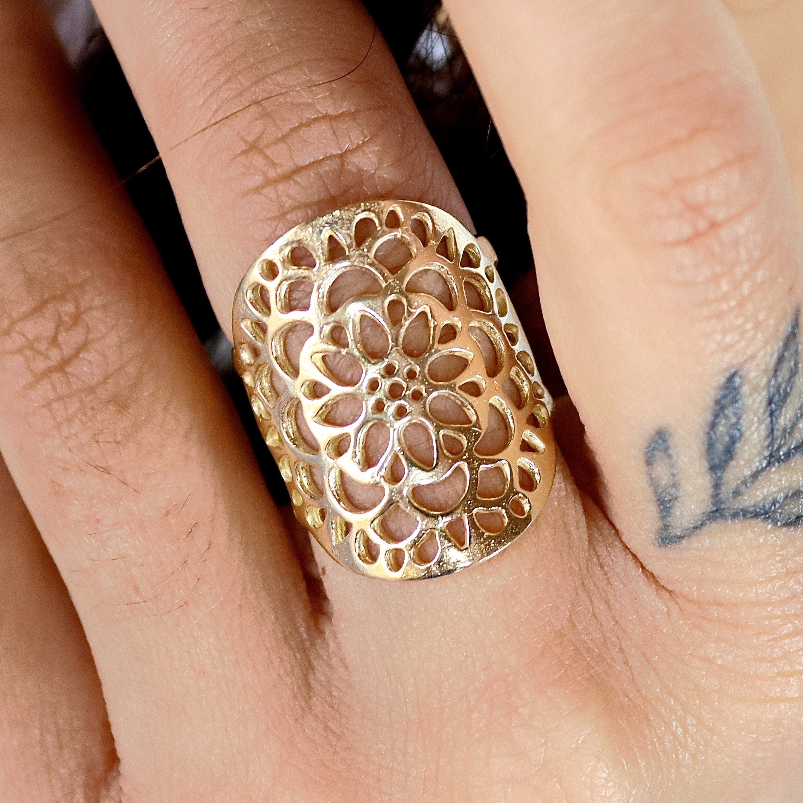 טבעת תחרה פרחונית ארוכה מזהב 14 קראט