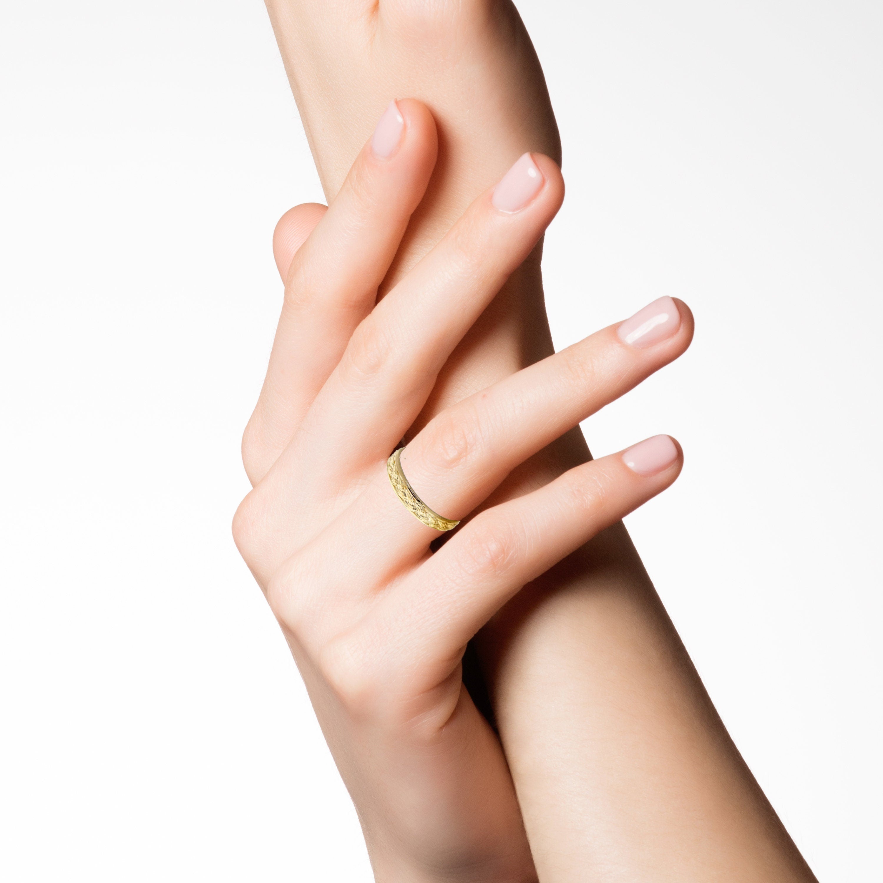 ידה של אישה עם טבעת עליה