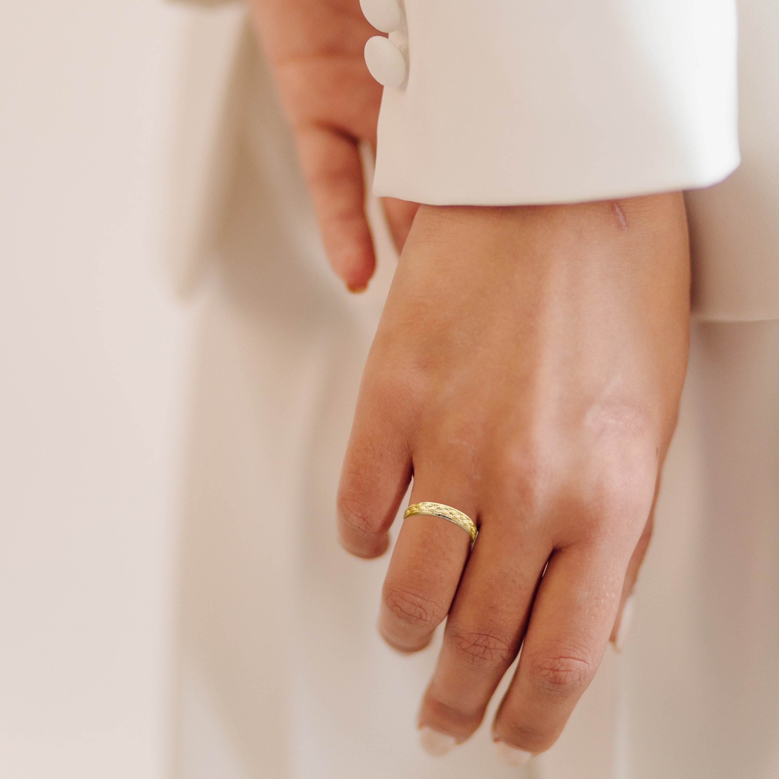 תקריב של אדם עונד טבעת נישואין