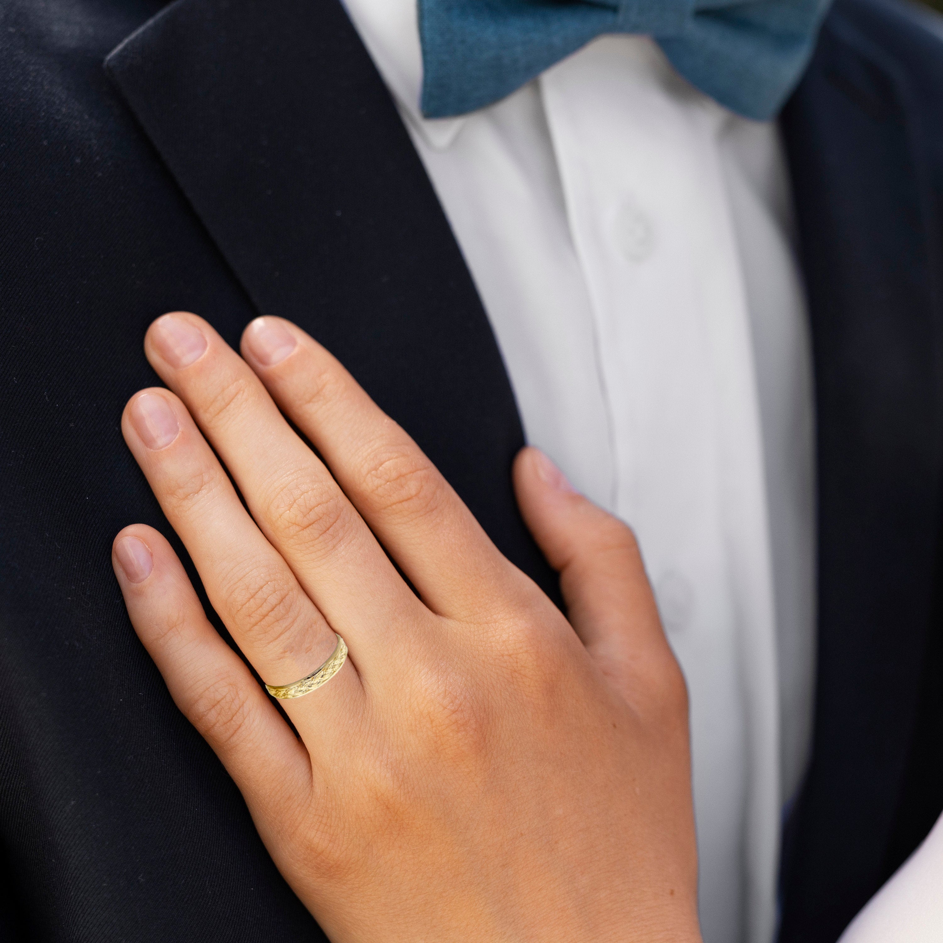 תקריב של אדם לובש חליפה ועניבת פרפר