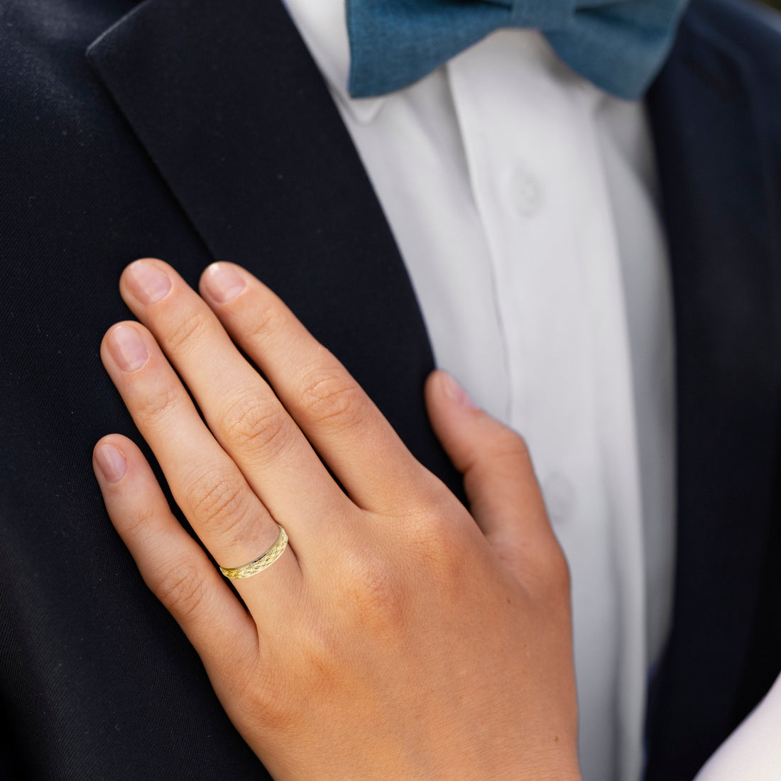 תקריב של אדם לובש חליפה ועניבת פרפר