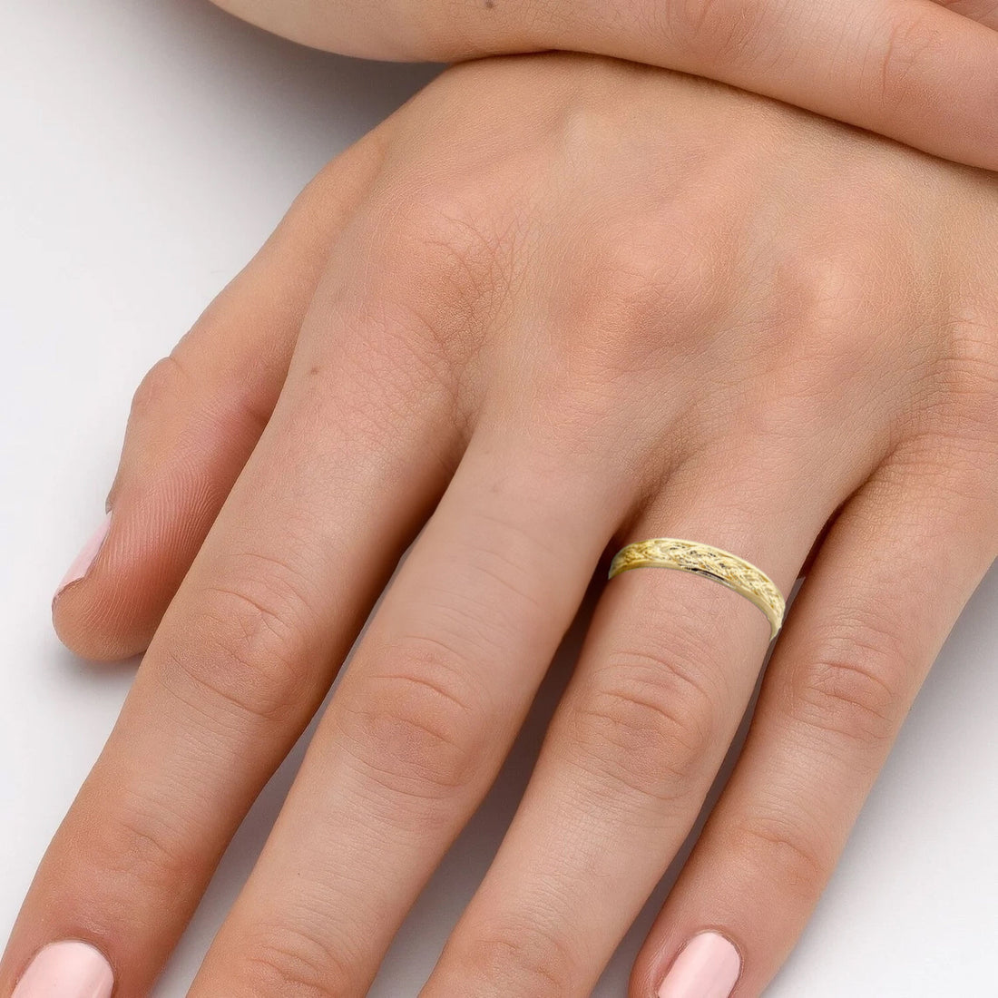 ידה של אישה עם טבעת עליה