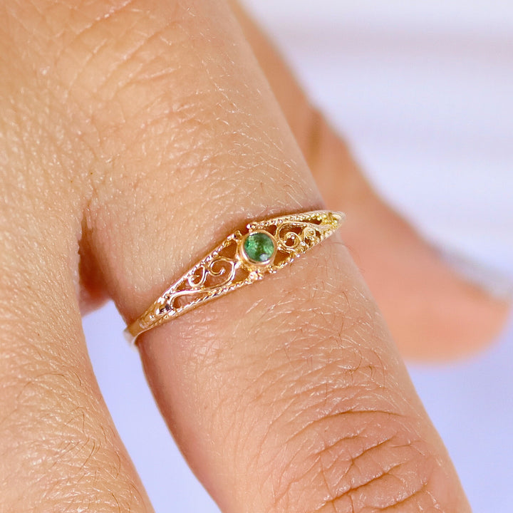 טבעת פיליגרן מזהב 14 קראט משובצת אמרלד