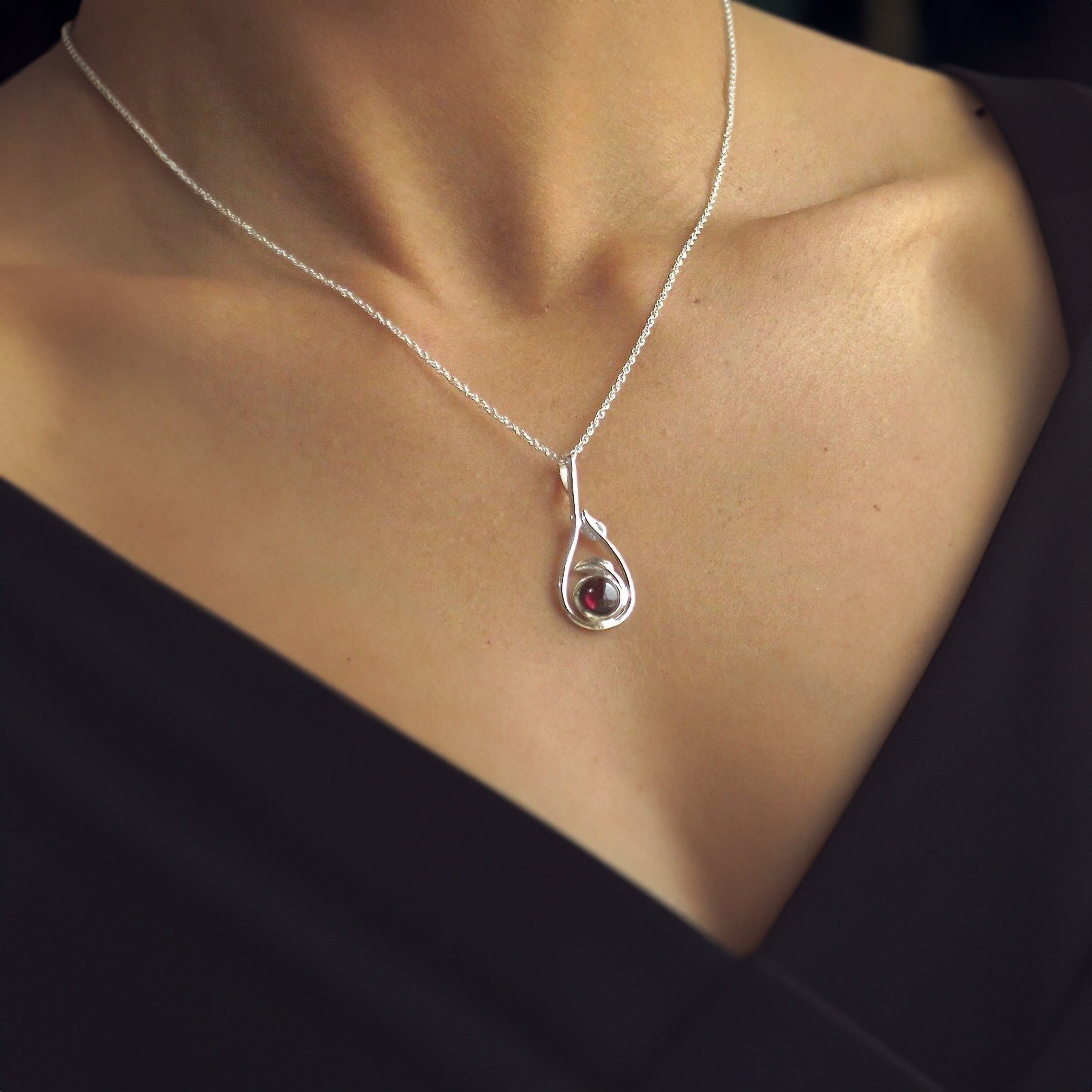 שרשרת תליון טיפת עלי כסף משובצים בגרנט, מתנה לה