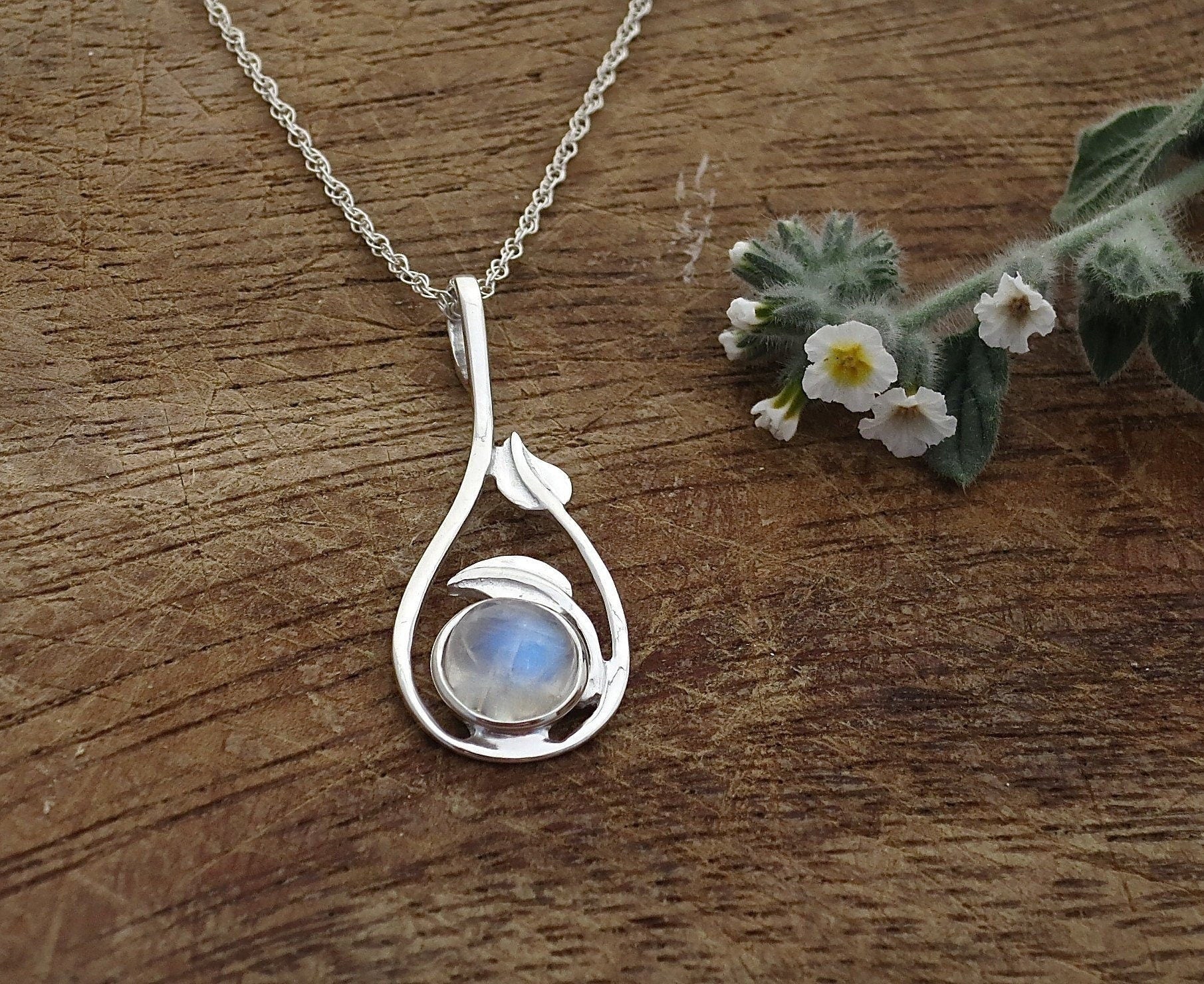 שרשרת תליון כסף סטרלינג אבן ירח - עיצוב עלים בעבודת יד