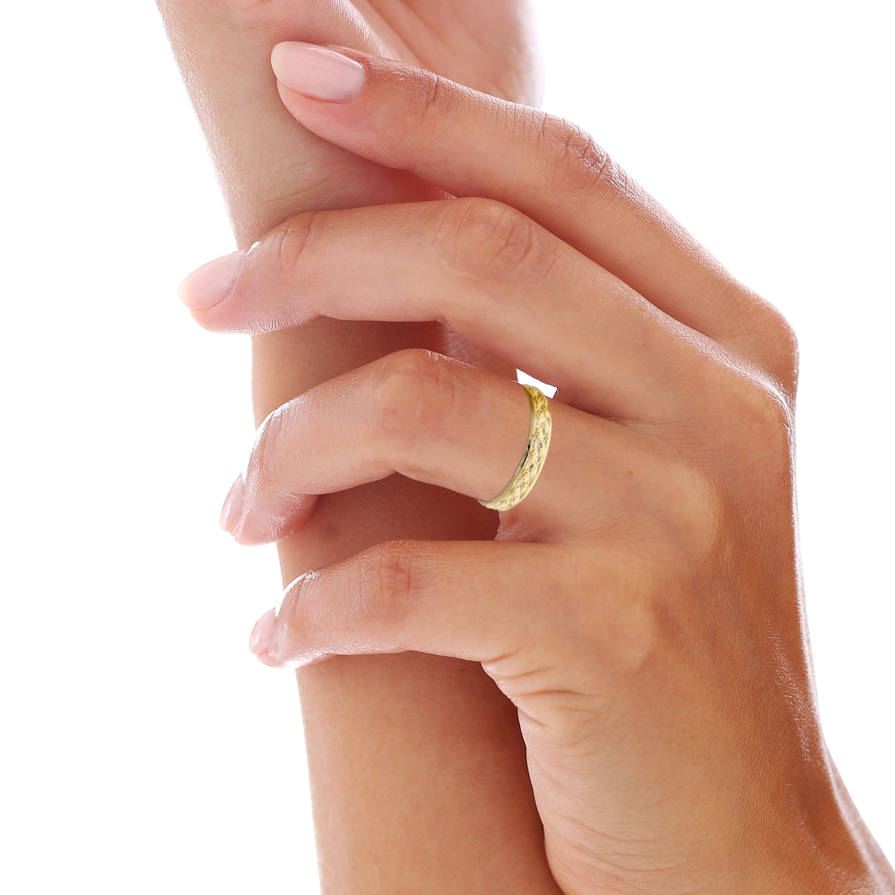 יד של אישה עם טבעת זהב עליה