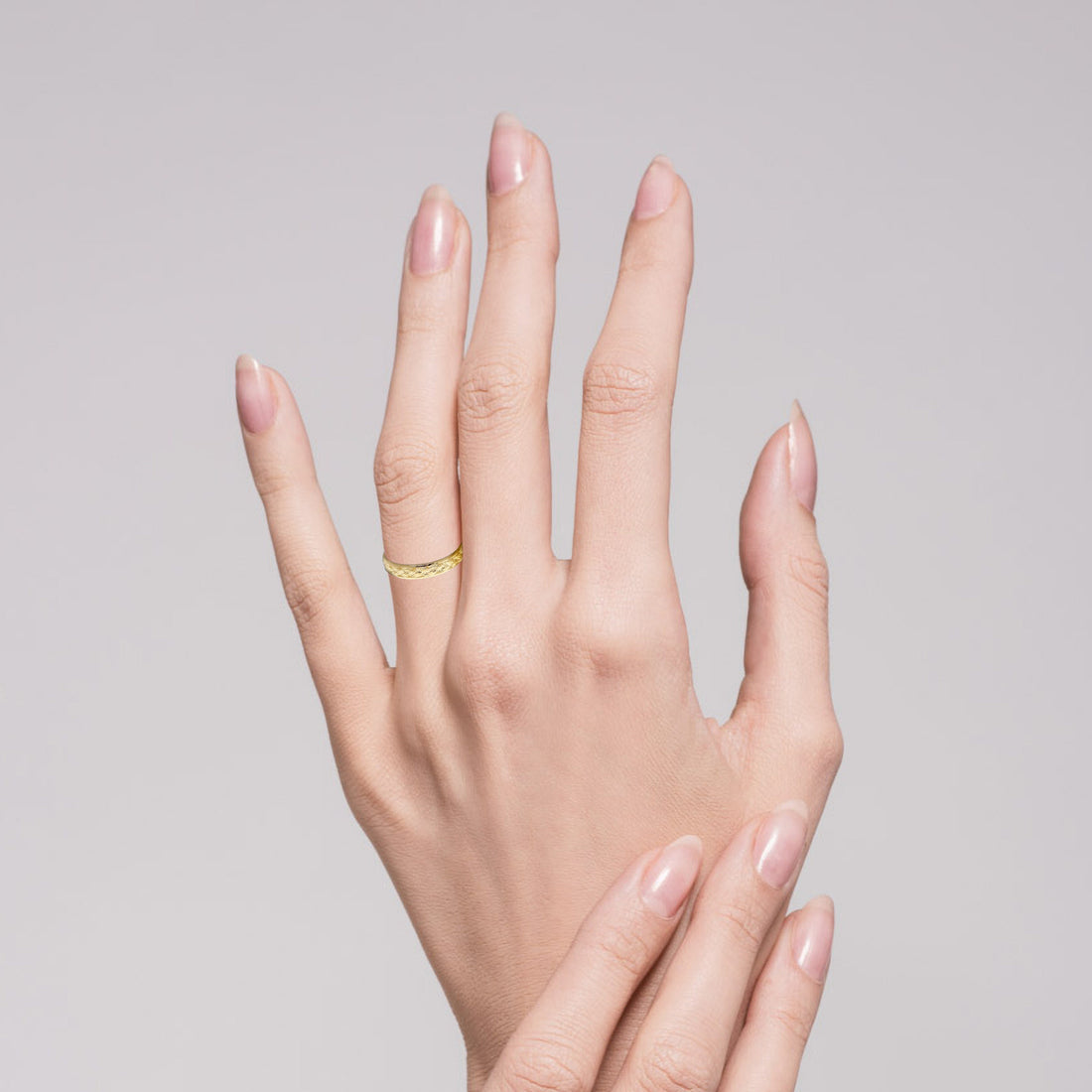 ידה של אישה עם טבעת עליה