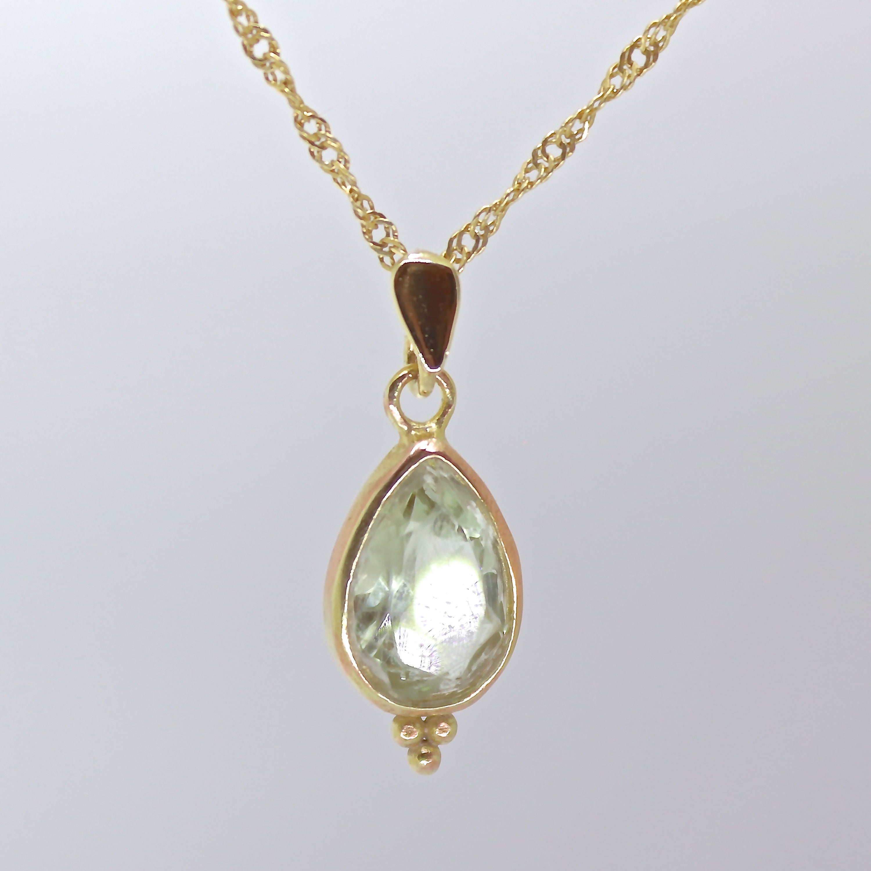 שרשרת זהב משובצת אמטיסט ירוקה, תליון שרשרת זהב משובצת פרסיוליט