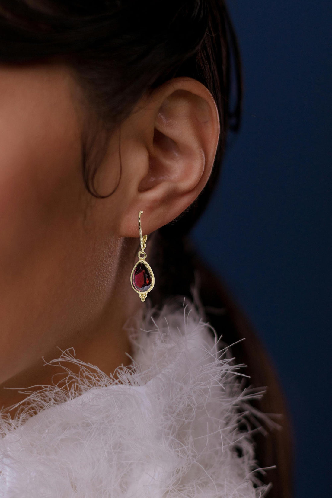 עגילי גרנט דמעה, עגילי זהב 14 קראט תלויים, עגילי אבן אדומה ויקטוריאניים, תכשיטים מתנה עבורה