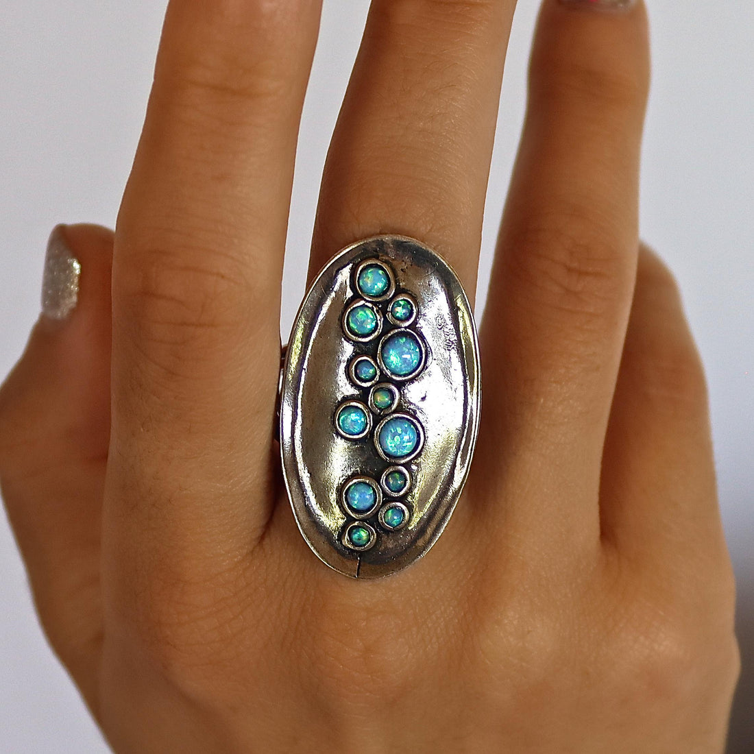 טבעת כסף ארוכה, טבעת בולטת מרובת אבנים