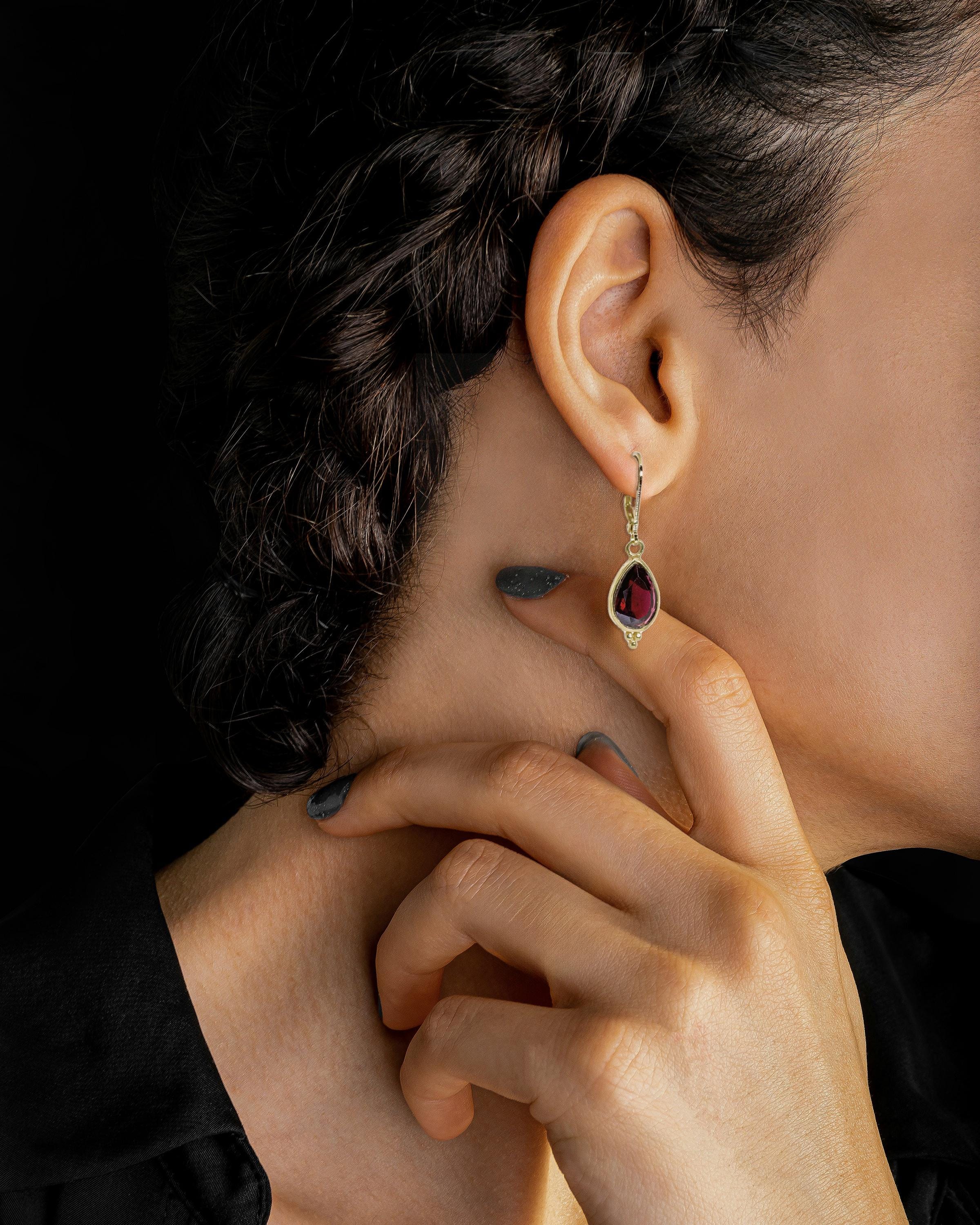 עגילי גרנט דמעה, עגילי זהב 14 קראט תלויים, עגילי אבן אדומה ויקטוריאניים, תכשיטים מתנה עבורה