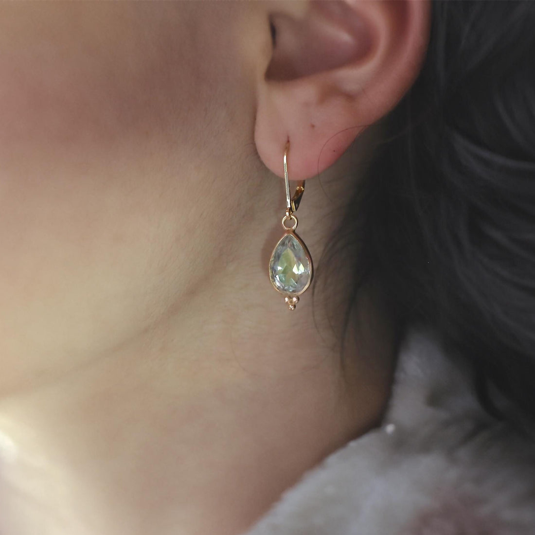 עגילי טיפה משובצים באמטיסט ירוק מזהב 14 קראט