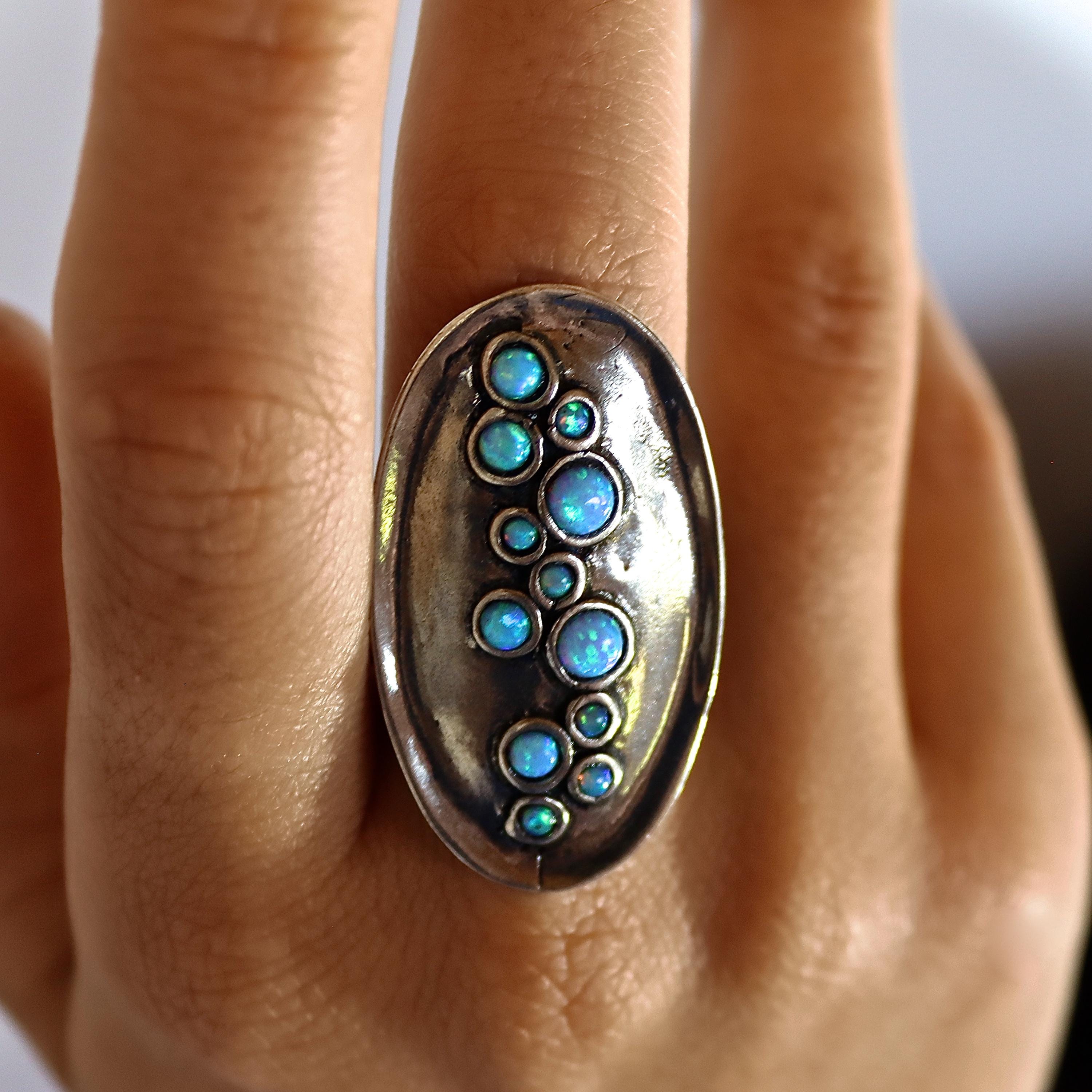 טבעת כסף ארוכה, טבעת בולטת מרובת אבנים