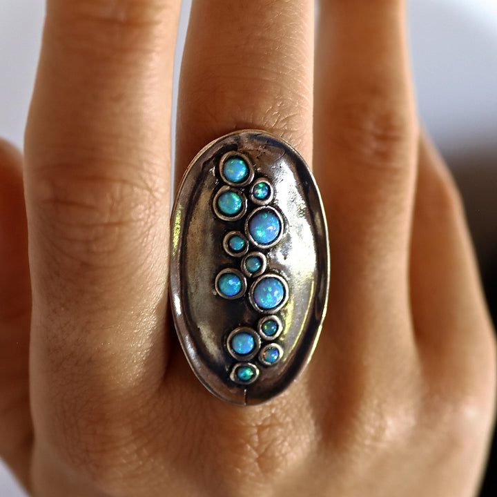 טבעת כסף ארוכה, טבעת בולטת מרובת אבנים