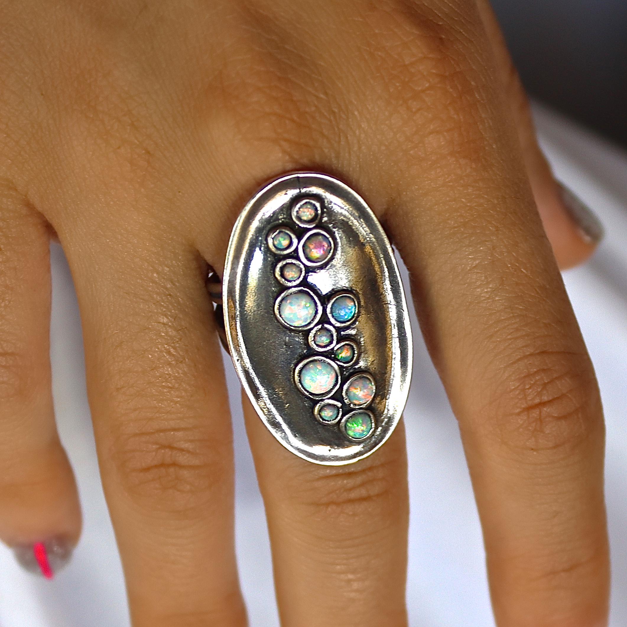 טבעת כסף ארוכה, טבעת בולטת מרובת אבנים