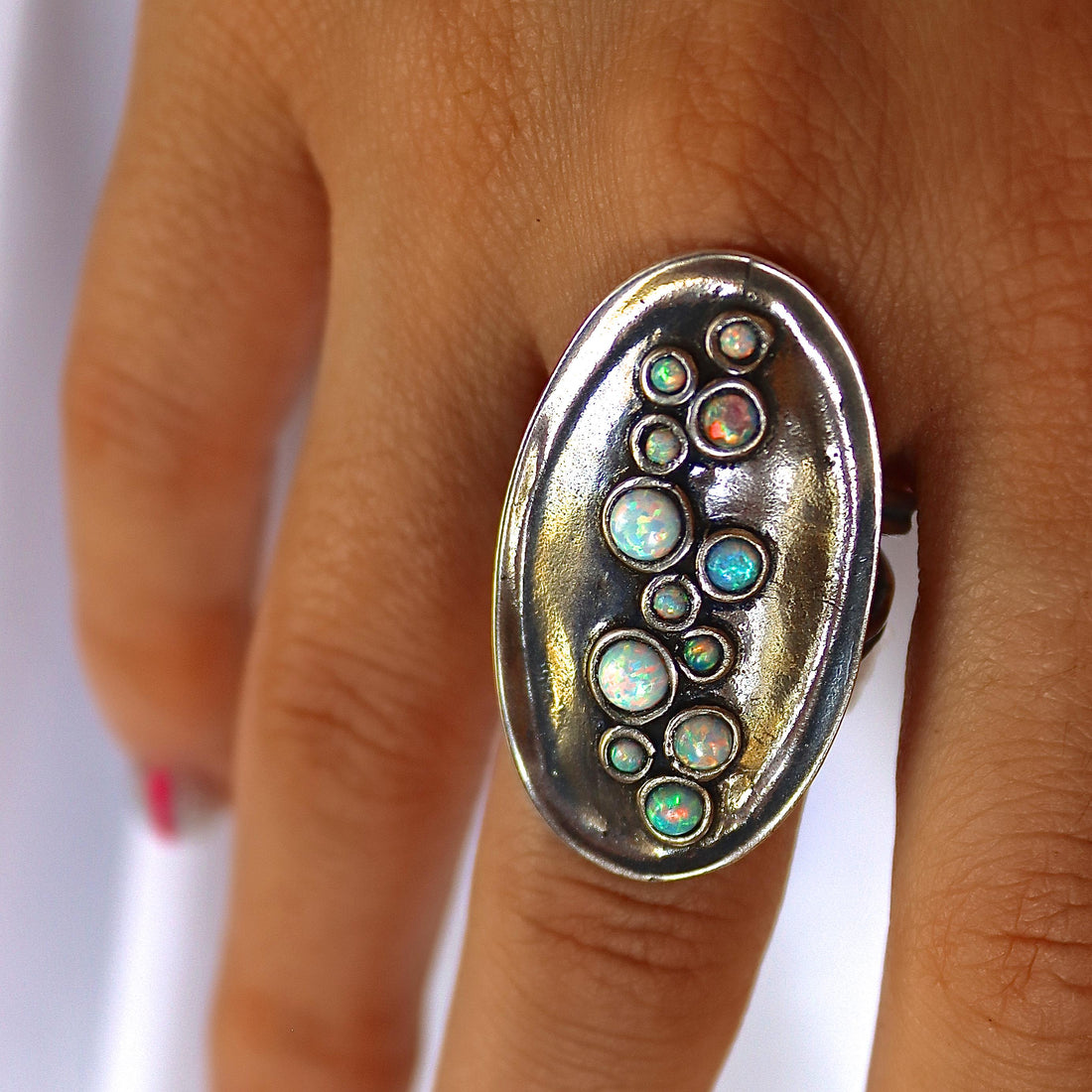 טבעת כסף ארוכה, טבעת בולטת מרובת אבנים