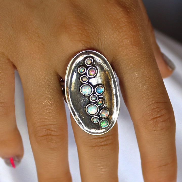 טבעת כסף ארוכה, טבעת בולטת מרובת אבנים