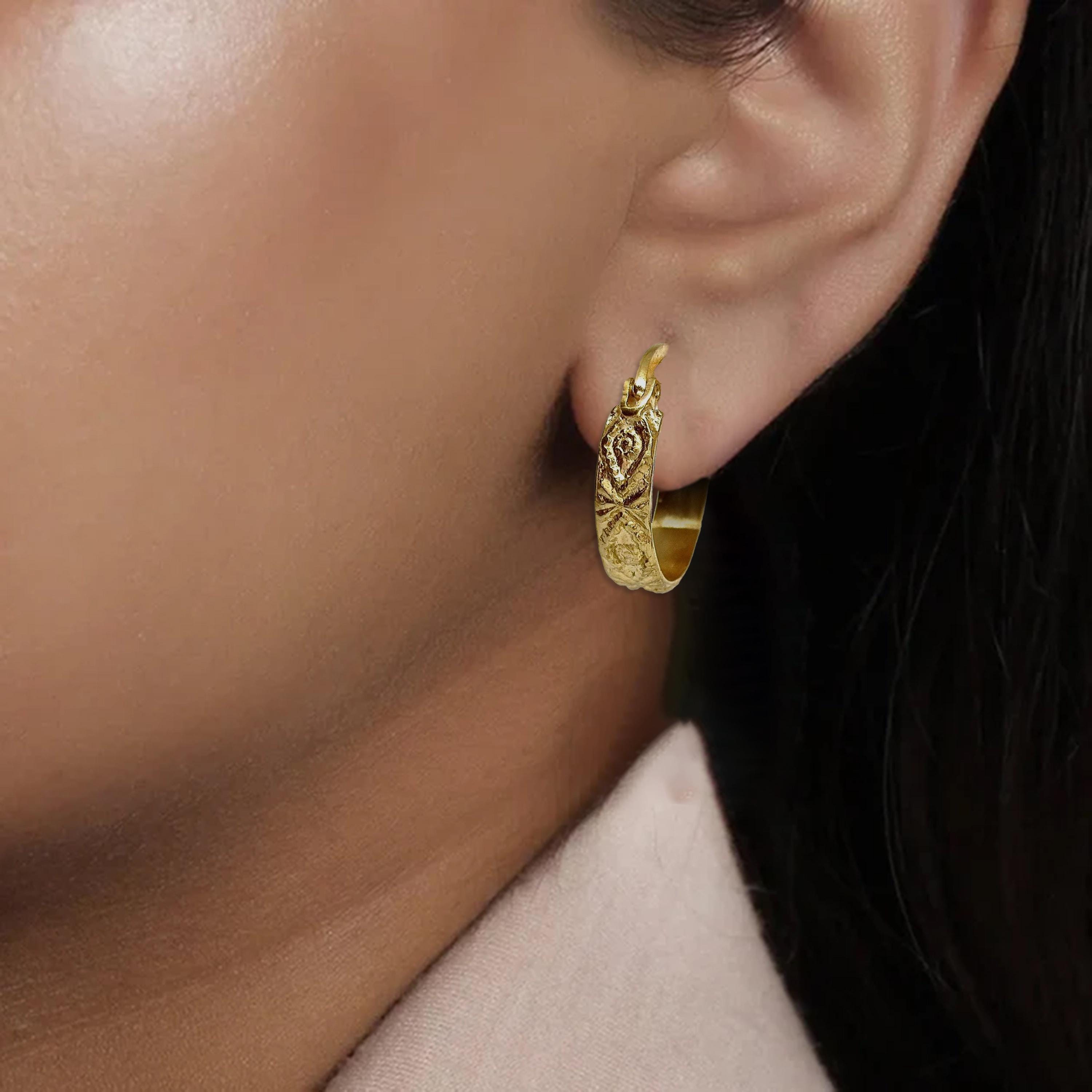 עגילי חישוק זהב 14 קראט בעבודת יד עם טקסטורה, תכשיטים בסגנון ויקטוריאני וינטג', עגילי זהב מלא קלאסיים לנשים