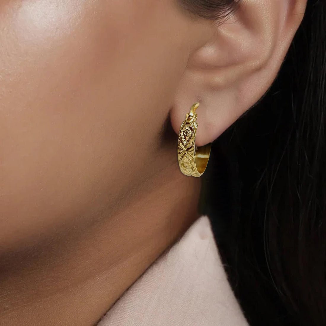 עגילי חישוק זהב 14 קראט בעבודת יד עם טקסטורה, תכשיטים בסגנון ויקטוריאני וינטג', עגילי זהב מלא קלאסיים לנשים