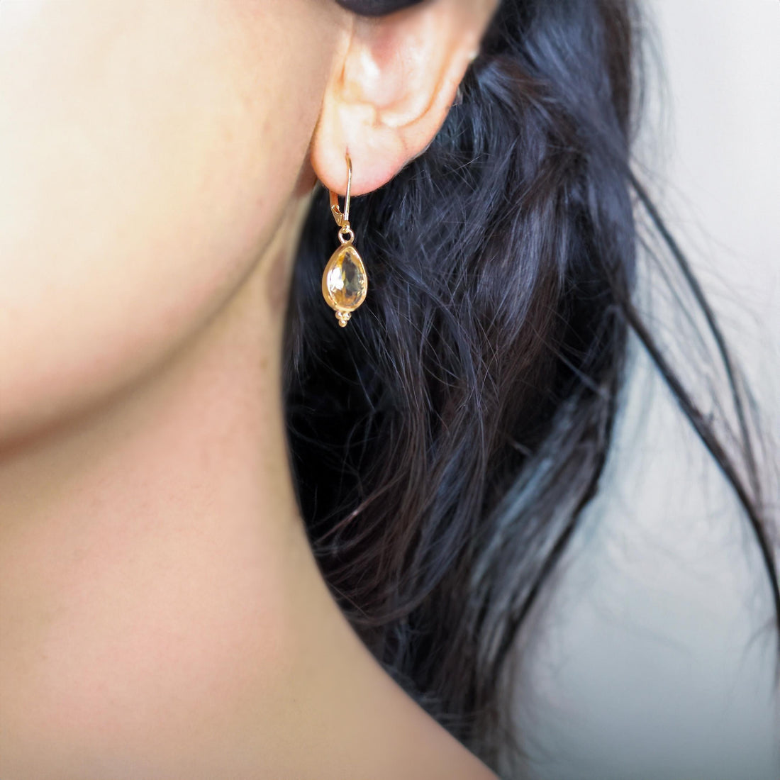 עגילי ציטרין מזהב 14 קראט, עגילים תלויים עם אבן צהובה, עגילי אבן לידה בנובמבר, עגילי אבן חן בצורת אגס לנשים