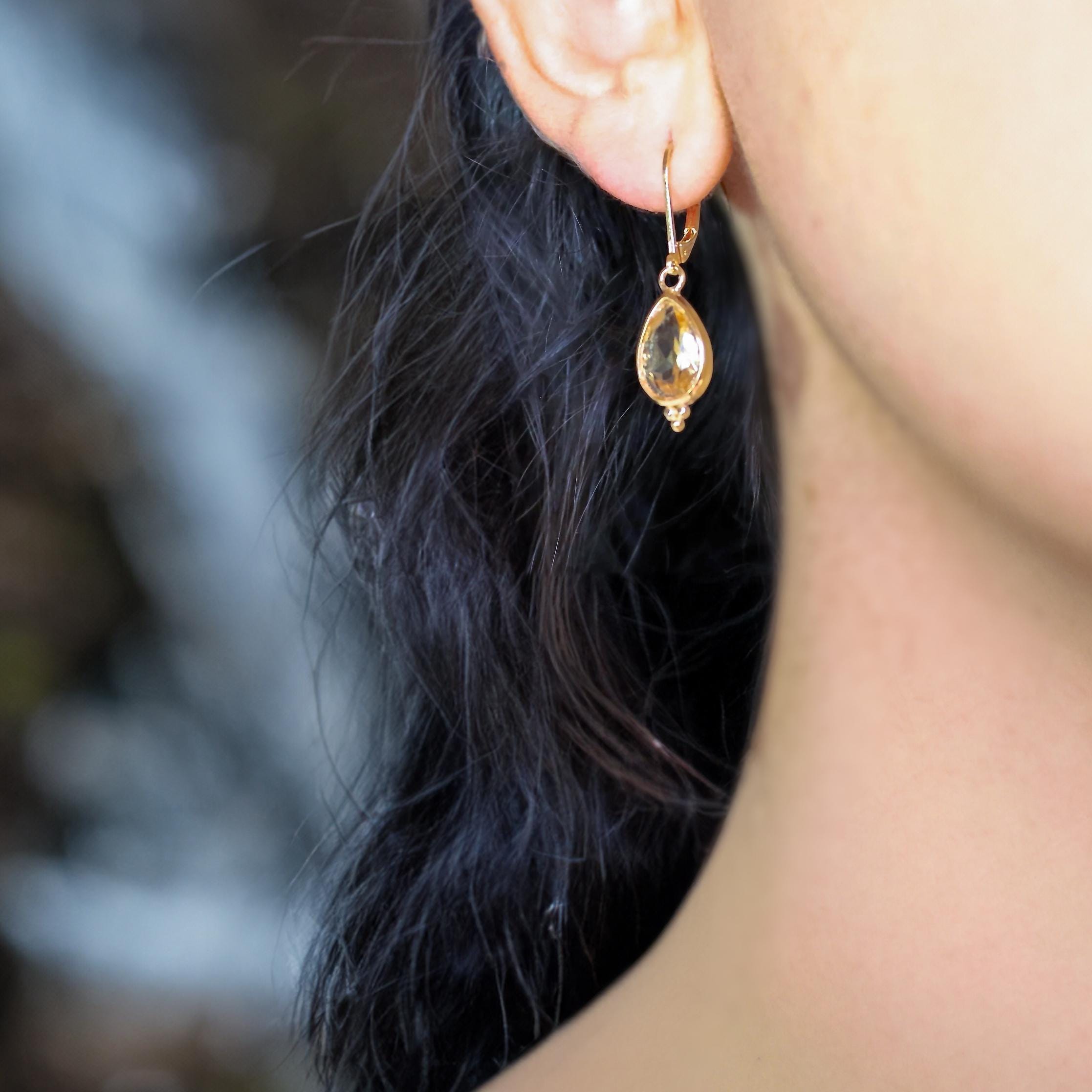 עגילי ציטרין מזהב 14 קראט, עגילים תלויים עם אבן צהובה, עגילי אבן לידה בנובמבר, עגילי אבן חן בצורת אגס לנשים