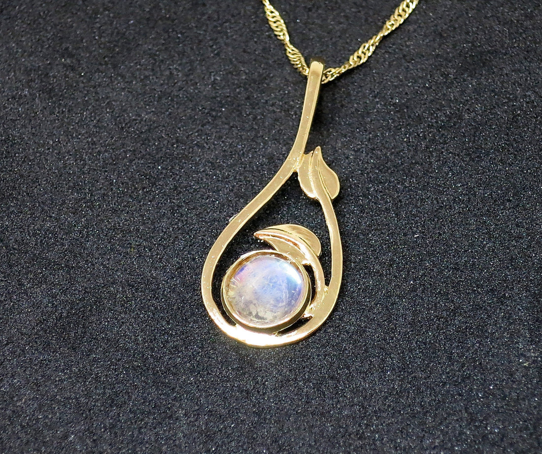 שרשרת תליון עלה בעבודת יד משובצת באבן ירח מזהב 14 קראט