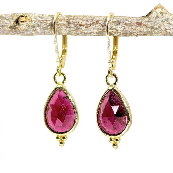 עגילי זהב 14 קראט בצורת גרנט, עגילי אבן אדומה אלגנטיים