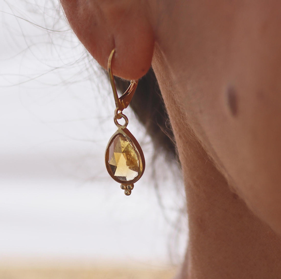 עגילי ציטרין מזהב 14 קראט, עגילים תלויים עם אבן צהובה, עגילי אבן לידה בנובמבר, עגילי אבן חן בצורת אגס לנשים