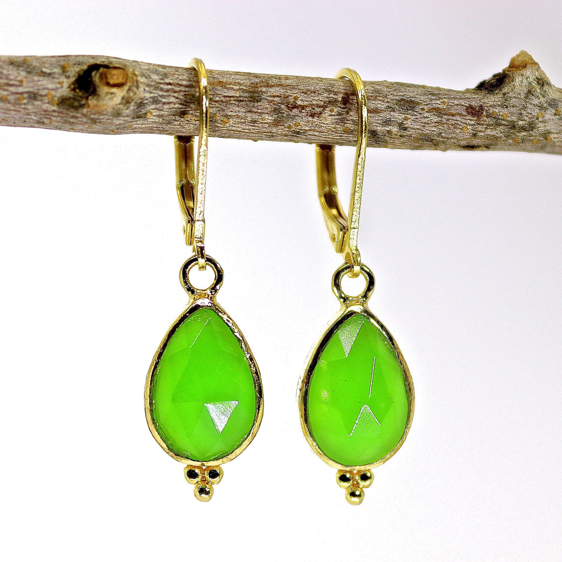 עגילי זהב תלויים משובצים באבן ירקן ירוקה עם דמעה