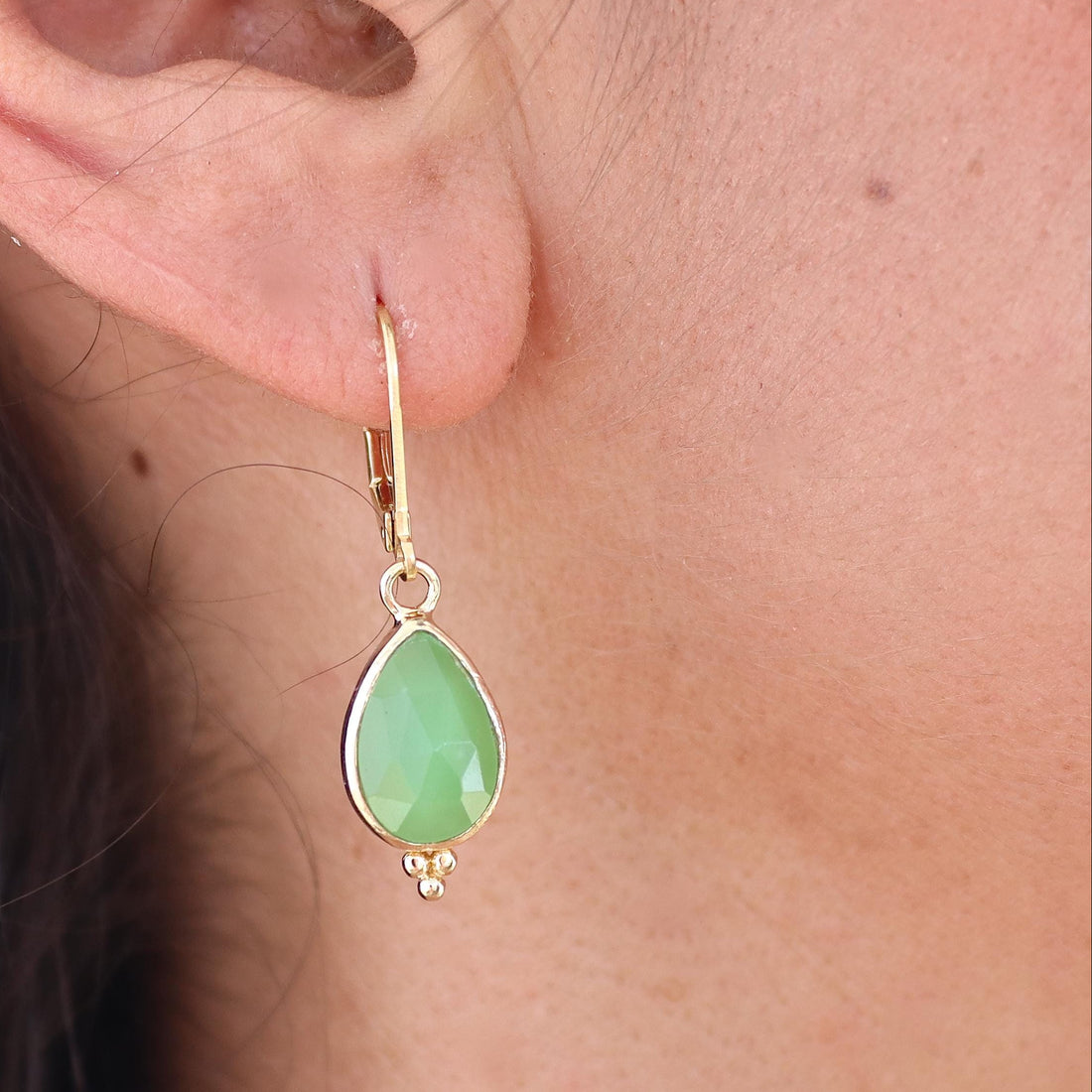 עגילי זהב תלויים משובצים באבן ירקן ירוקה עם דמעה