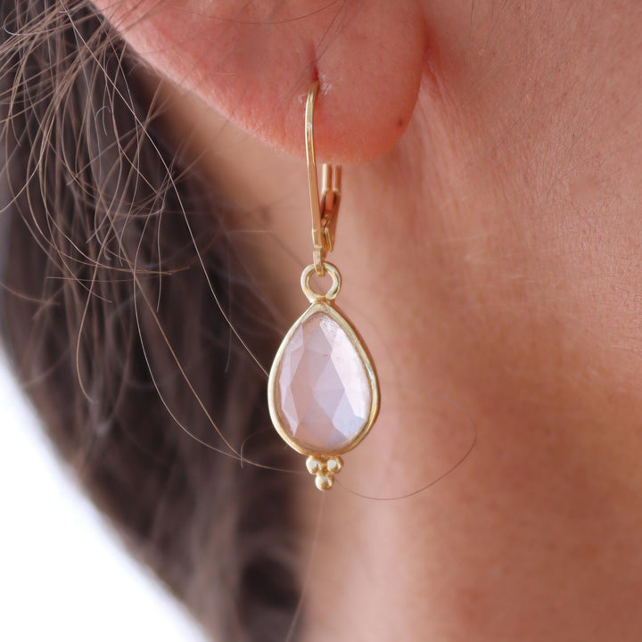 עגילי זהב 14 קראט משובצים בצבע ורד קוורץ