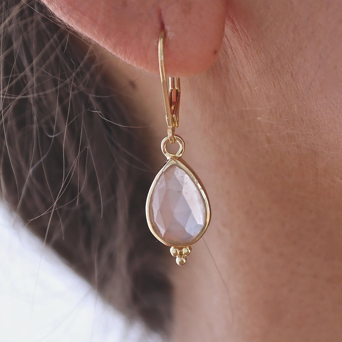 עגילי זהב 14 קראט משובצים בצבע ורד קוורץ