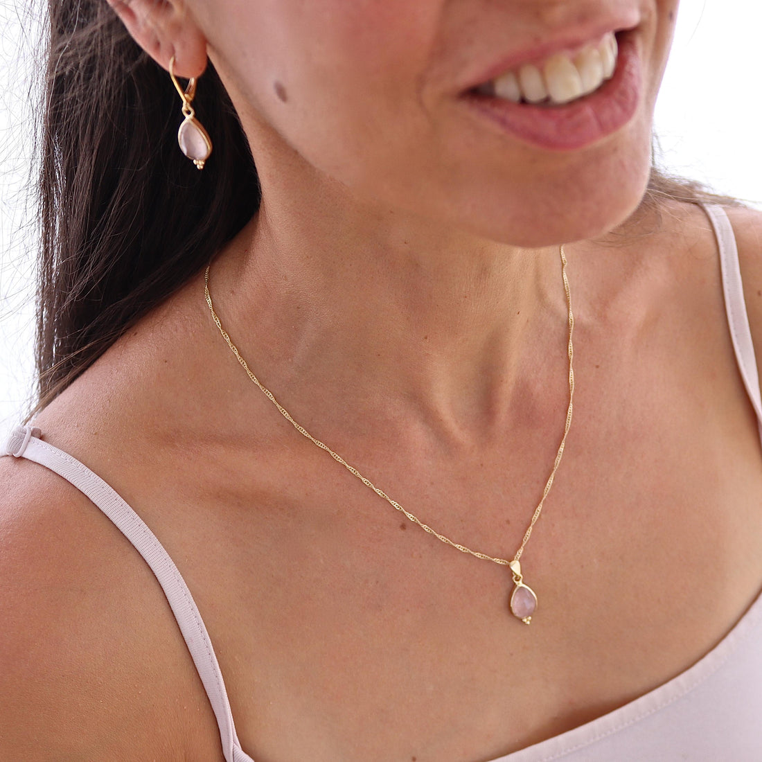 עגילי זהב 14 קראט משובצים בצבע ורד קוורץ