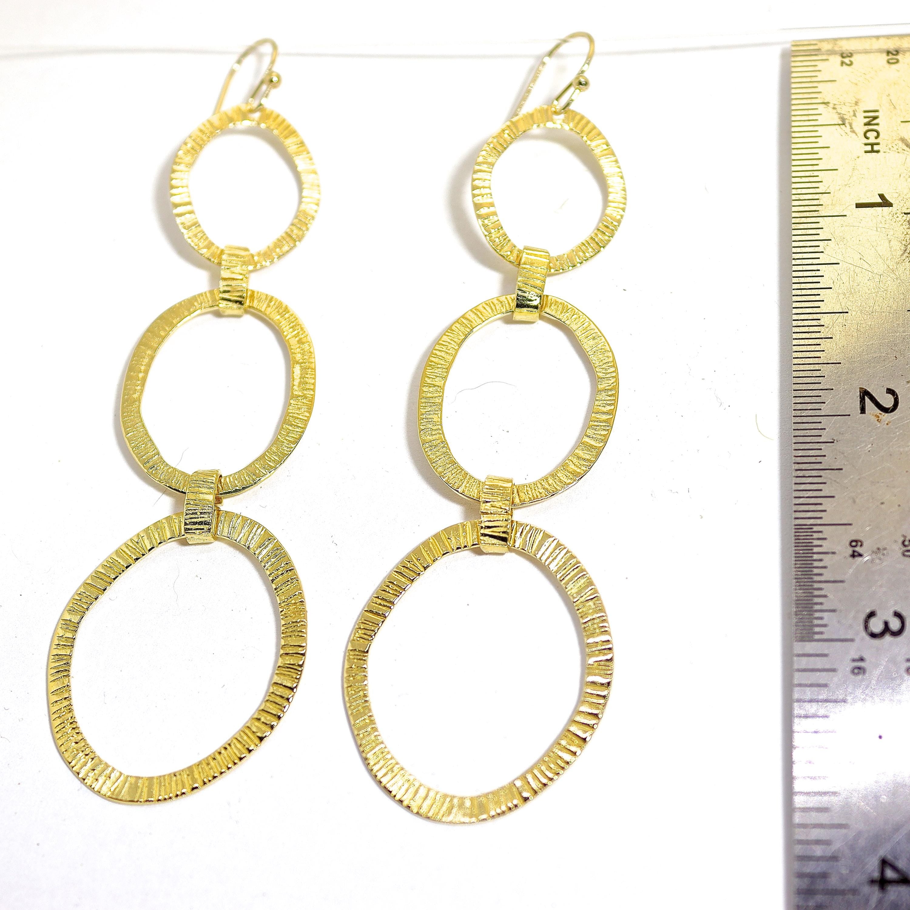 עגילי חישוק זהב 14 קראט משובצים: עיצוב חוליה גדולה